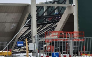 Taket rasade �ver den nyahockeyarenan � �Katastrof�