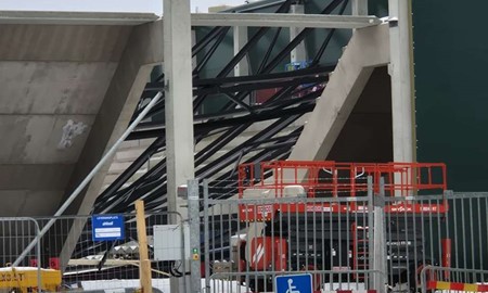 Taket rasade �ver den nyahockeyarenan � �Katastrof�