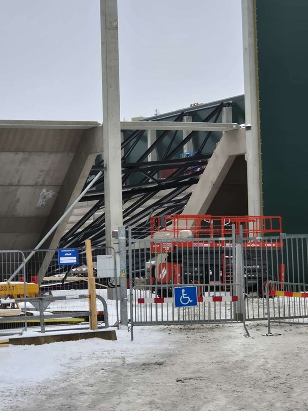 Taket rasade över den nyahockeyarenan – ”Katastrof” Taket rasade över den nyahockeyarenan – ”Katastrof”