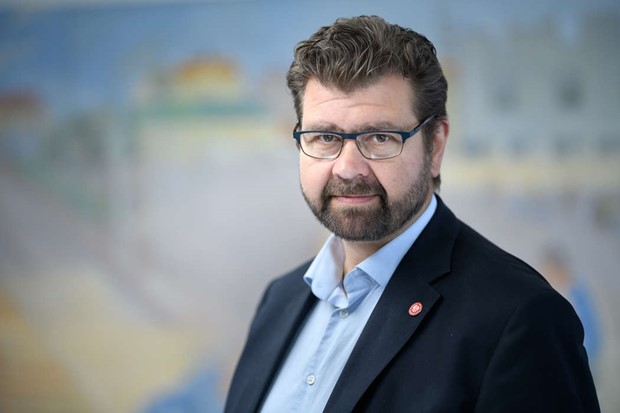 Socialdemokraterna byter linje efter intern kritik om tonårsutvisningar Socialdemokraterna byter linje efter intern kritik om tonårsutvisningar