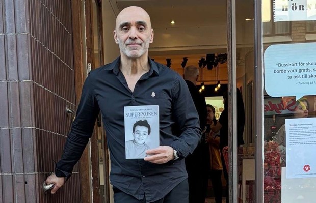 Han har släppt självbiografin Superpojken Han har släppt självbiografin Superpojken