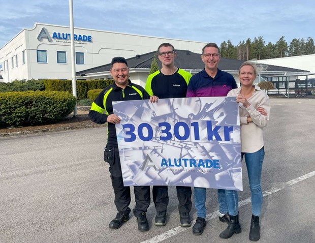Alutrade delar ut över 1,5 miljoner kronor till personalen Alutrade delar ut över 1,5 miljoner kronor till personalen