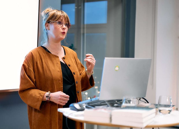 Hon bevittnade både fysiskt och psykiskt våld - läkte genom att skriva Hon bevittnade både fysiskt och psykiskt våld - läkte genom att skriva