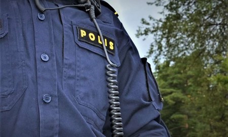 Man i 80-�rs�ldern hotade skjuta poliser