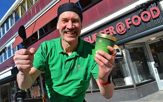 V�xj� f�r en glassbar - Staffan Sp�ngvall �ppnar Glassriket p� Storgatan 