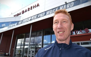 J�rgen J�nsson �terf�renas med Sam Hallam i Tre Kronor