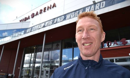 J�rgen J�nsson �terf�renas med Sam Hallam i Tre Kronor