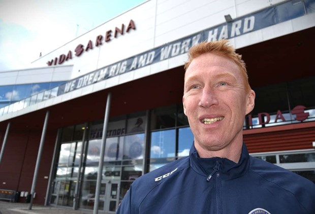 Jörgen Jönsson återförenas med Sam Hallam i Tre Kronor Jörgen Jönsson återförenas med Sam Hallam i Tre Kronor