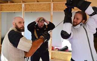 De f�ktas med sv�rd � inne i nytt gym