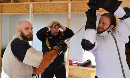 De f�ktas med sv�rd � inne i nytt gym