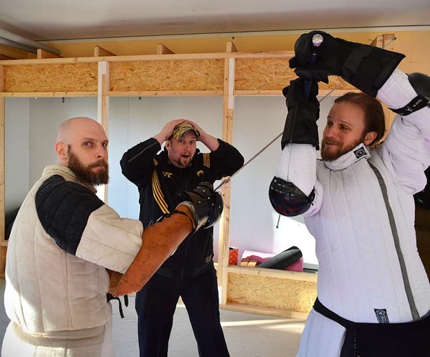 De fäktas med svärd – inne i nytt gym De fäktas med svärd – inne i nytt gym