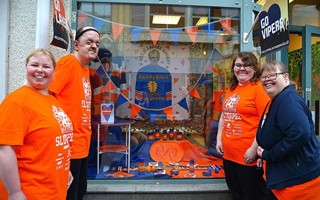 Slutspelsfeber i V�xj�: Papperians Lakers-skyltning satte f�rg p� city 