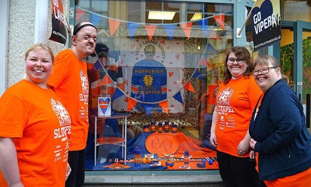 Slutspelsfeber i V�xj�: Papperians Lakers-skyltning satte f�rg p� city 