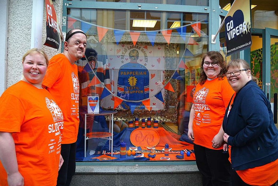 Slutspelsfeber i V�xj�: Papperians Lakers-skyltning satte f�rg p� city 