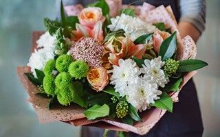 Workshop i blomsterbindning lockar deltagare till Tingsryd