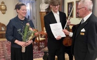 Ung violinist i V�xj� bel�nades av Odd Fellow