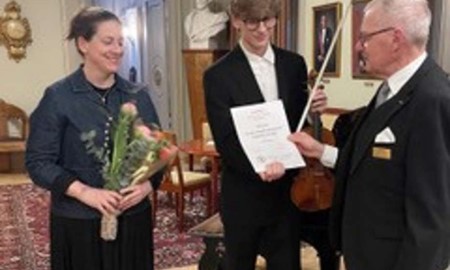 Ung violinist i V�xj� bel�nades av Odd Fellow