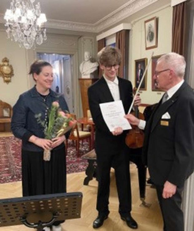Ung violinist i V�xj� bel�nades av Odd Fellow