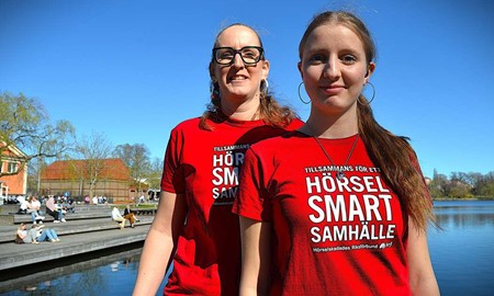 Mor och dotter tar kampen f�r h�rselskadade i l�net