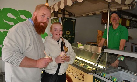 Nya glassbaren lockade m�nga glass�lskare p� premi�ren