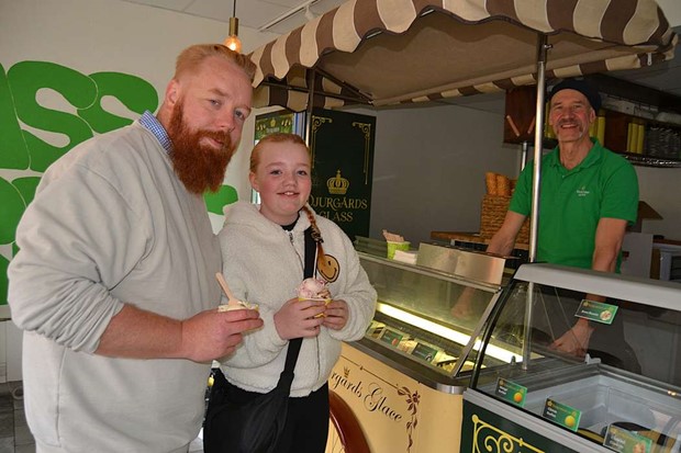 Nya glassbaren lockade m�nga glass�lskare p� premi�ren