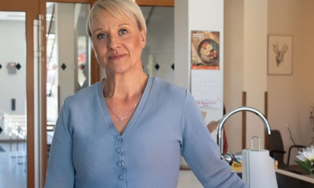 Anna Tenje pressar Alvesta kommun om bakgrundskontroller i omsorgen