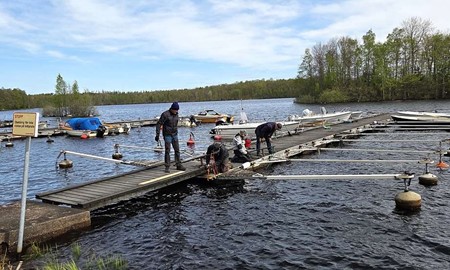 Lessebo B�tklubb rustar upp bryggorna inf�r sommaren
