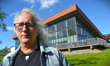 Musikprofilen Micke Ringdahl vill ha scen f�r livemusik i simhallen