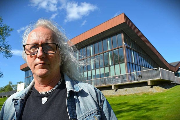 Musikprofilen Micke Ringdahl vill ha scen för livemusik i simhallen Musikprofilen Micke Ringdahl vill ha scen för livemusik i simhallen