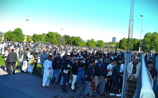Tusentals muslimer bad utomhus i V�xj�: �F�rst�r att det kan vara skr�mmande att vi �r s� m�nga� 