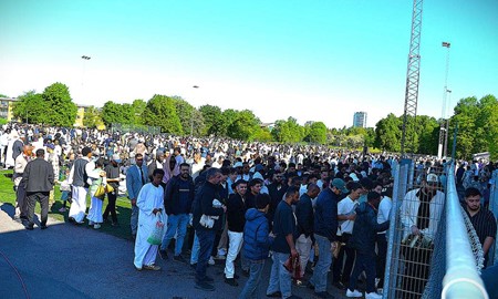 Tusentals muslimer bad utomhus i V�xj�: �F�rst�r att det kan vara skr�mmande att vi �r s� m�nga� 