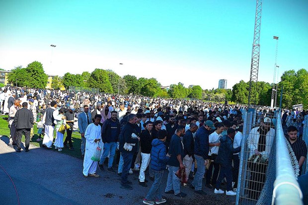Tusentals muslimer bad utomhus i V�xj�: �F�rst�r att det kan vara skr�mmande att vi �r s� m�nga� 