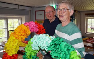Unik midsommarst�ng reser sig i Lessebo