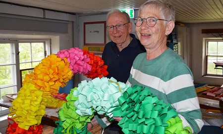 Unik midsommarst�ng reser sig i Lessebo