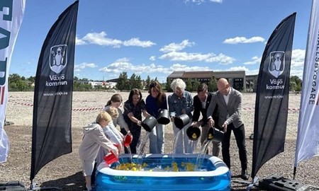 �Badtaget� blev f�rsta spadtaget av nya simhallen