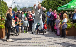 J�rnv�gsparken invigdes med ett hopp