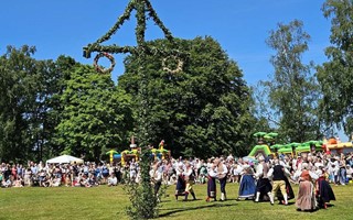 �kta svenskt midsommarfirande p� Evedals badplats 