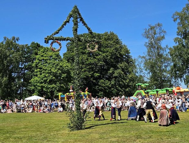�kta svenskt midsommarfirande p� Evedals badplats 