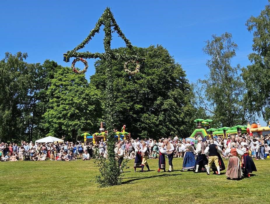 �kta svenskt midsommarfirande p� Evedals badplats 