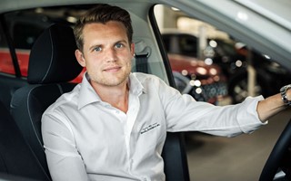 Artisterna rullar med Sm�l�ndska Bil