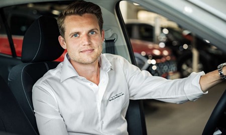Artisterna rullar med Sm�l�ndska Bil