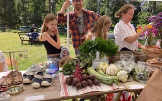 Dubbelt firande p� sommarmarknaden i Vedersl�v