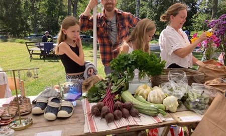 Dubbelt firande p� sommarmarknaden i Vedersl�v
