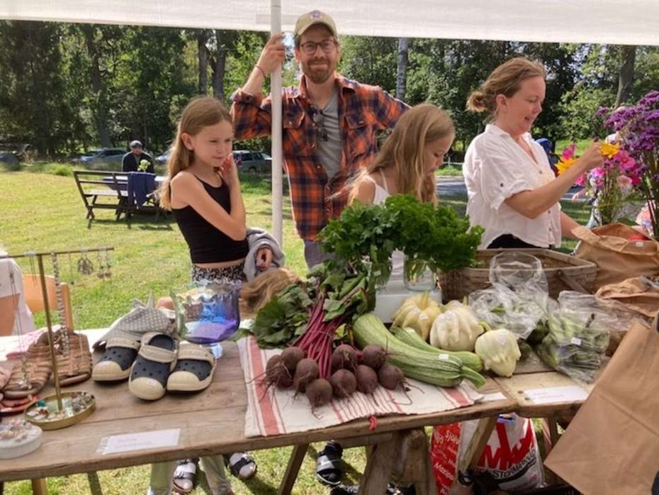 Dubbelt firande p� sommarmarknaden i Vedersl�v