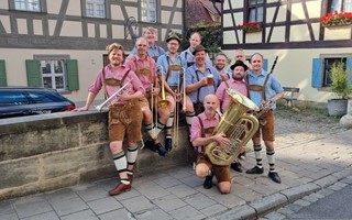 Sommaren avslutas med oktoberfest och h�rdrock