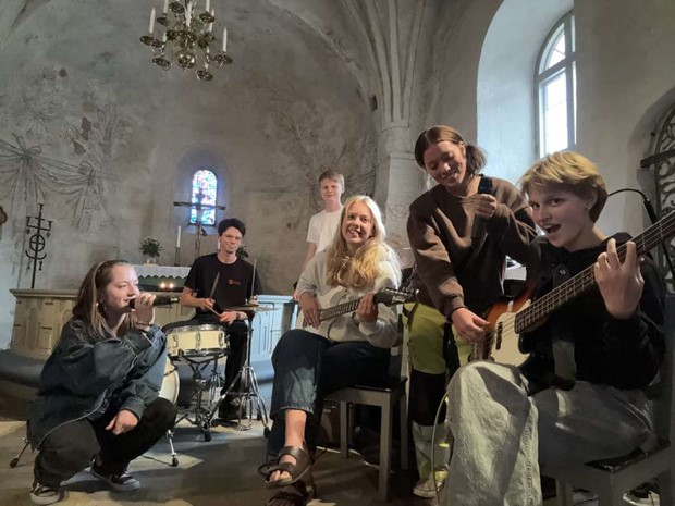Glatt och glamour – ABBA toner tar plats i Moheda kyrka Glatt och glamour – ABBA toner tar plats i Moheda kyrka