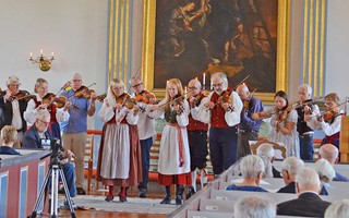 Skatel�vs spelmanslag h�ller folkmusiktraditionen levande