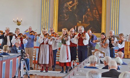 Skatel�vs spelmanslag h�ller folkmusiktraditionen levande