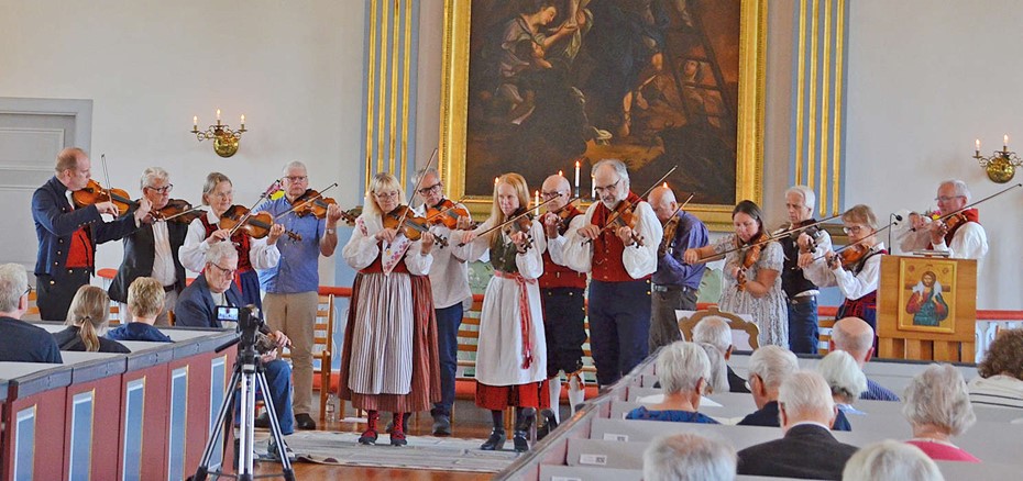 Skatel�vs spelmanslag h�ller folkmusiktraditionen levande