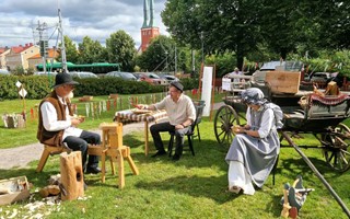 Historien f�r ta plats p� Kristina och Karl-Oskarmarknad